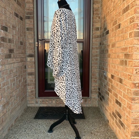 BLACK & WHITE ANIMAL PRINT RUFFLED DIP HEM BLOUSE - Picture 5 of 8